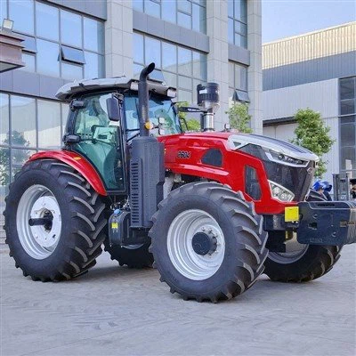 Великий косильний трактор